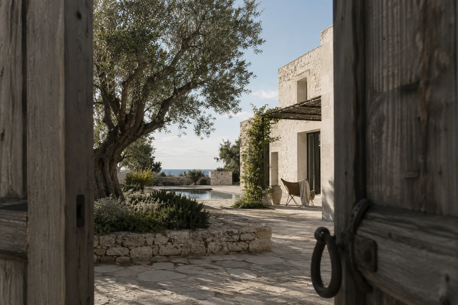Architettura mediterranea utilizzata come immagine editoriale per il progetto real estate